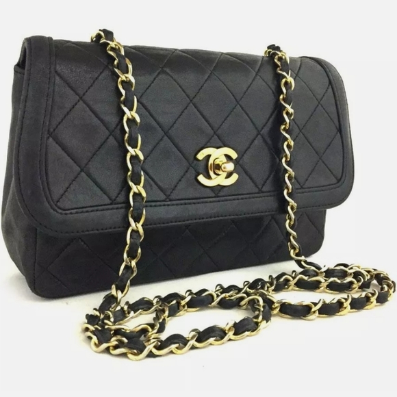 ๐ป๐ปHP๐ป๐ปVintage CHANEL Black Lambskin Crossbody - Picture 3 of 9